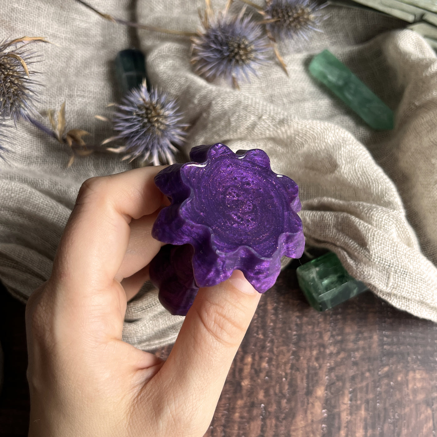 Dessous d'un socle plat pour un Plug du modèle Nymf dans le coloris violet Elixir d'Aconit de la marque Fera Daemon