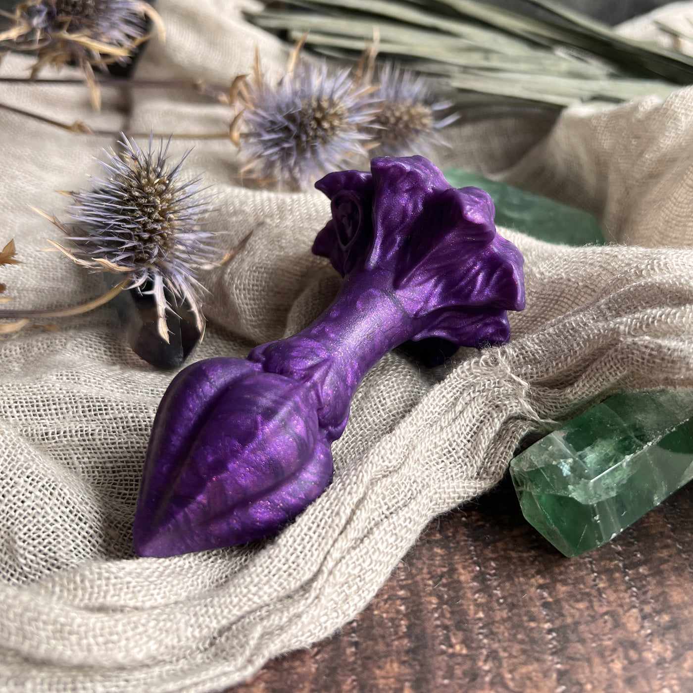 Plug anal fantasy violet en forme de fleur en silicone avec une esthétique de sorcière magique de la marque Fera Daemon