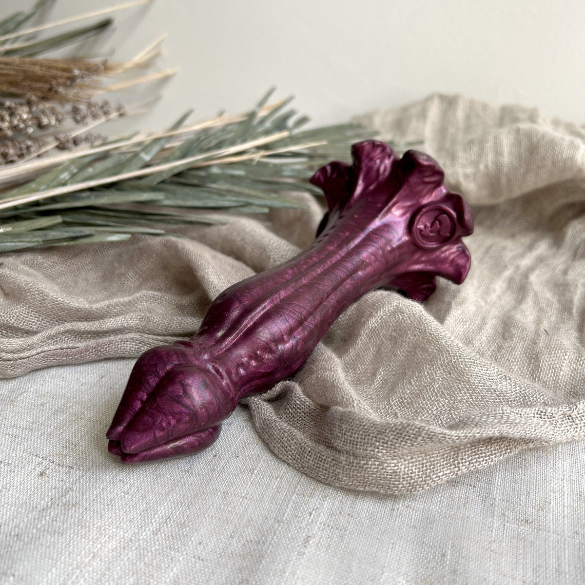 Nymf Great Vintage : Dark Red Flower Dildo | Fera Daemon