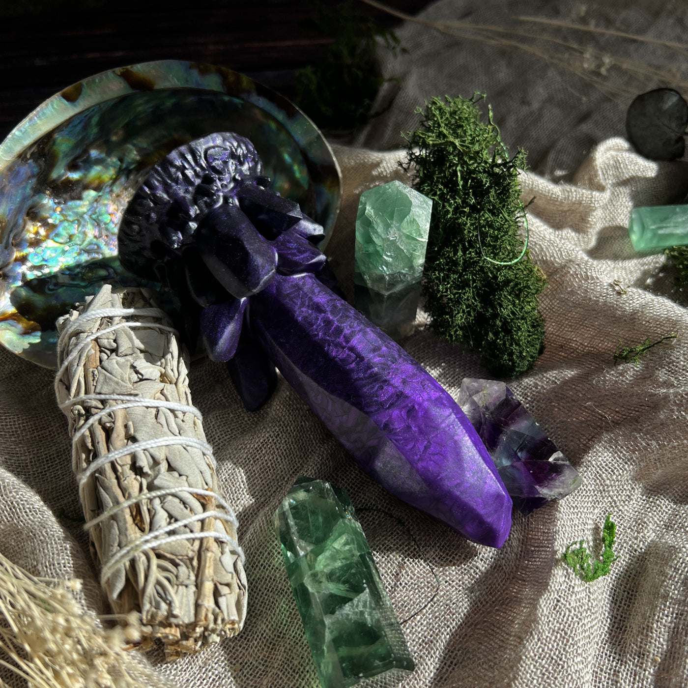 Gode cristal violet et noir en silicone. Echo Mystique est un sextoy large de Fera Daemon à l'ambiance gothique et witch.