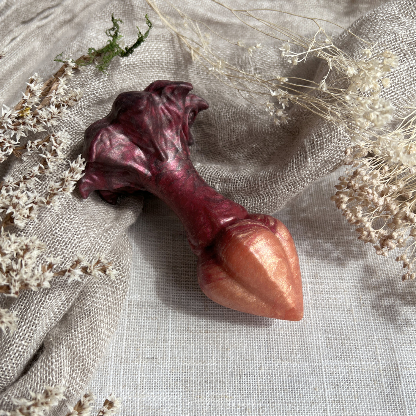 Plug anal marron, rouge et orange en silicone souple. Nymf Forêt Rousse est un sextoy artistique fait en France.