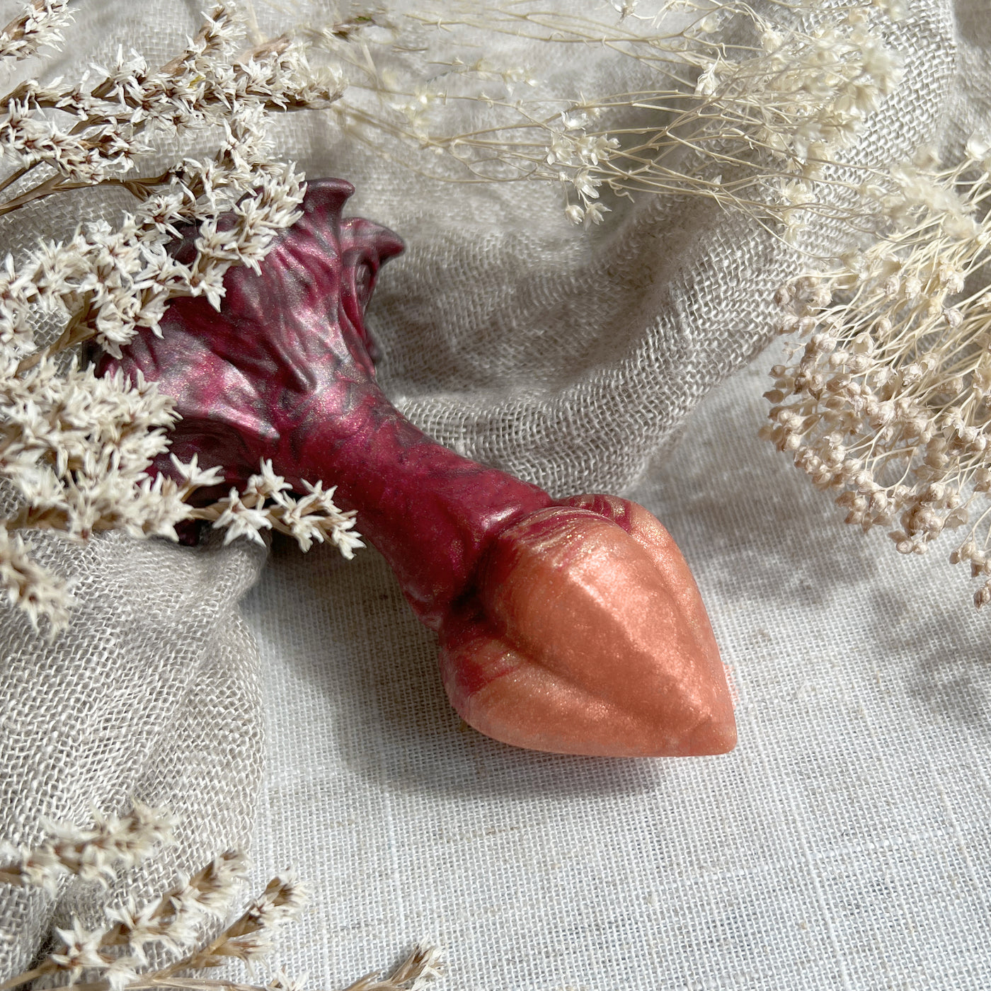 Nymf Forêt Rousse, un plug anal en bourgeon de fleur fantasy en silicone aux couleurs de l'automne : orange, rouge et marron.