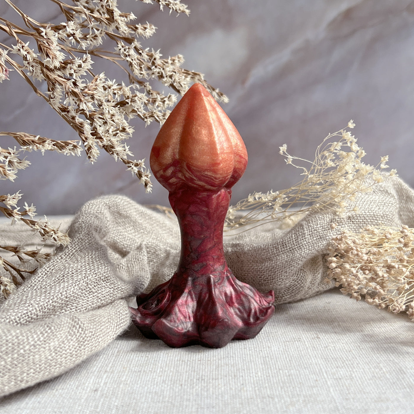 Plug vaginal en silicone moelleux orange, rouge et marron. Un sextoy fantasy automnal de Fera Daemon.