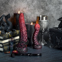 Gode tentacule dark fantasy en silicone rouge et noir, le modèle Néa Draconique est un dildo au style gothique et alternatif de Fera Daemon