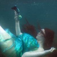 Sirène en cosplay sous l'eau attrapant le modèle Néa Enroulée