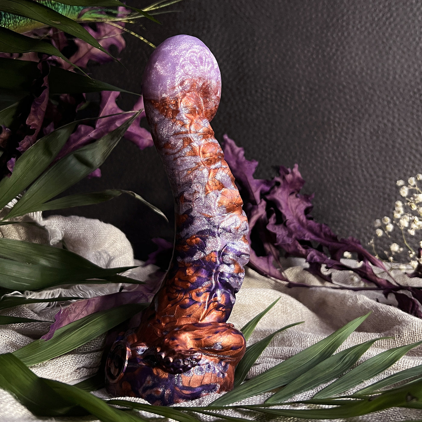 Arrière du gode tentacule lilas et cuivre Néa Aerynn, un dildo en silicone original à l'esthétique fantaisie luxueuse