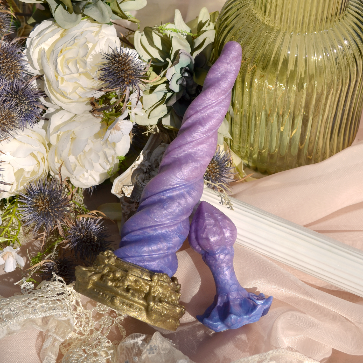 Beaux sextoys fairy de la collection de Printemps Fera Daemon : des créations d'art érotiques en silicone bleu et violette.