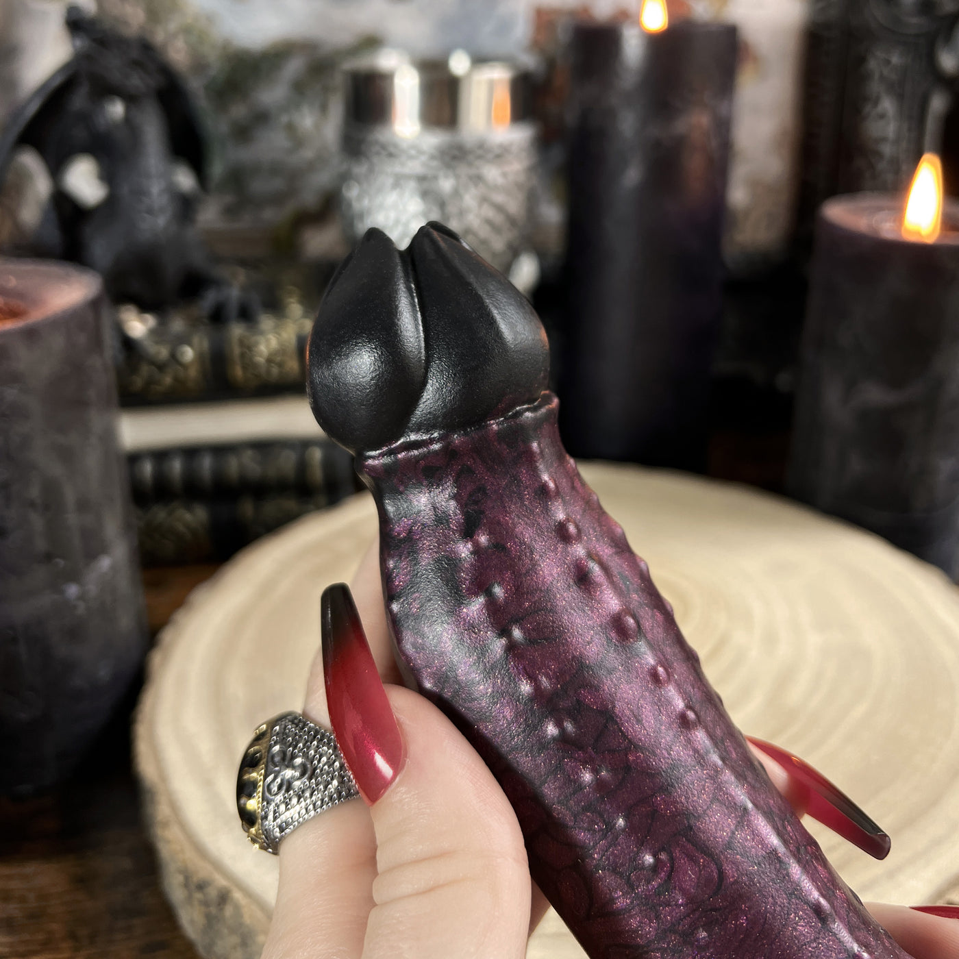 Bout rond et moelleux du dildo noir et rouge Nymf Vampirique fabriqué en silicone médical doux