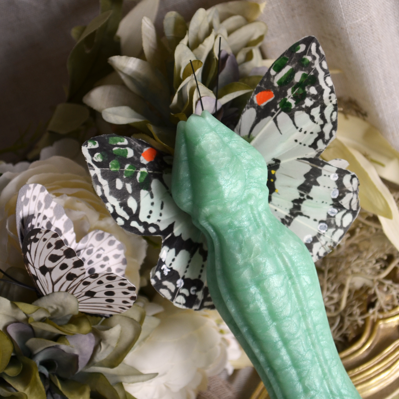 Bulbe du gode fantasy Nymf Tulipe en silicone vert pastel. Un design fairycore et fantastique original et artistique.