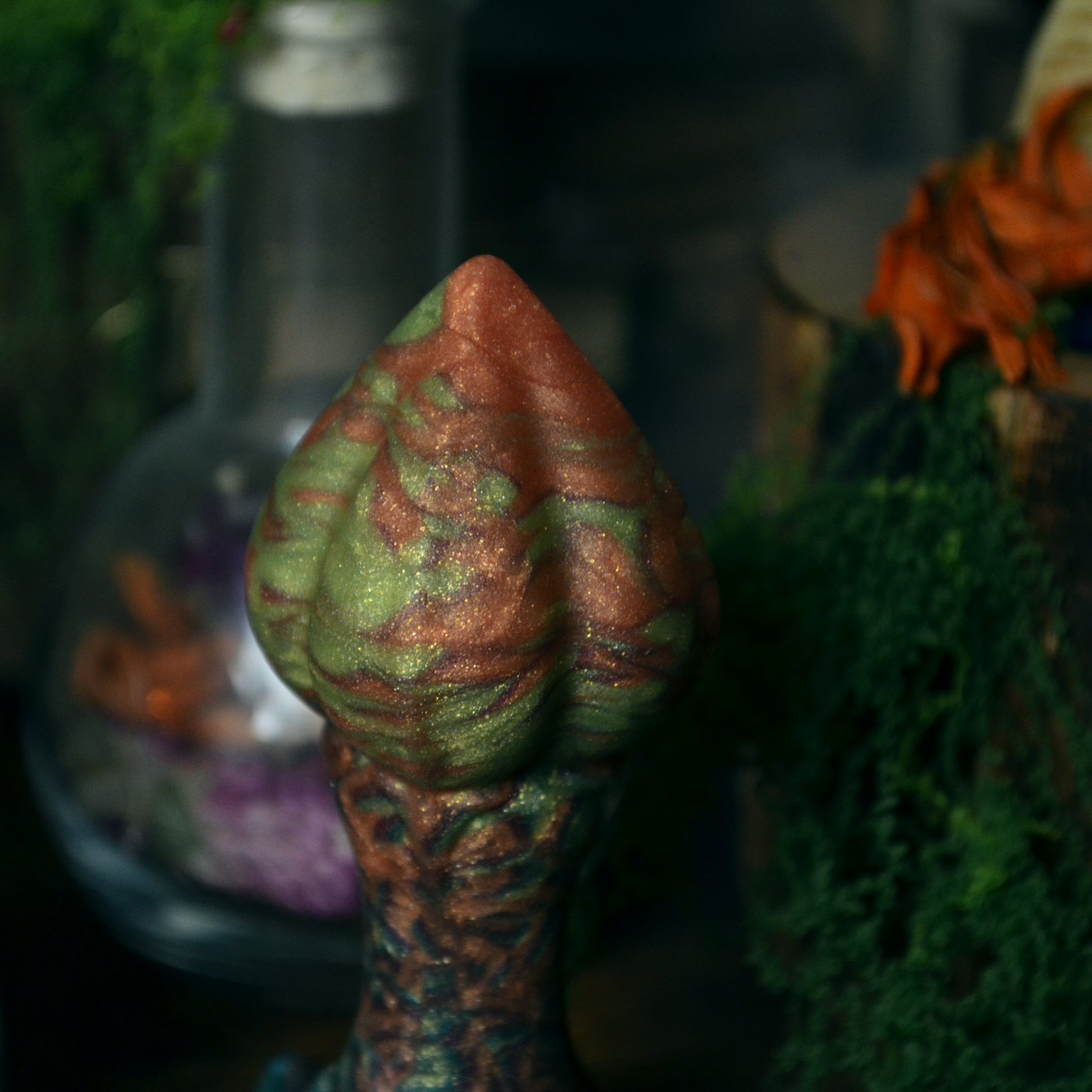 Bulbe du plug anal vert et orange Nymf Mandragore, un sextoy fantasy au style witchy et spooky pour Halloween