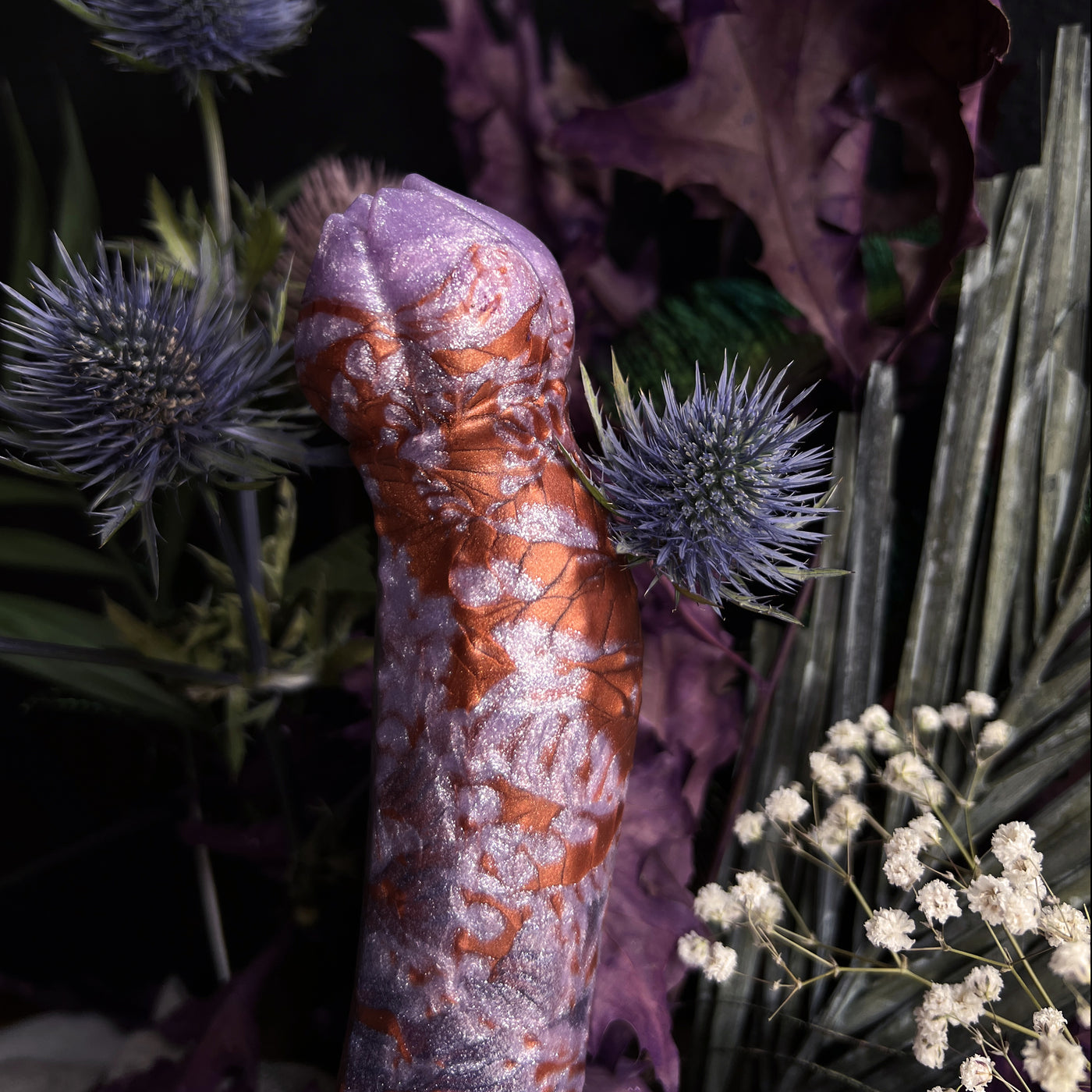Le bulbe de la Nymf Arquée dans le coloris Aerynn (lilas et cuivre) de Fera Daemon constitué de quatre pétales