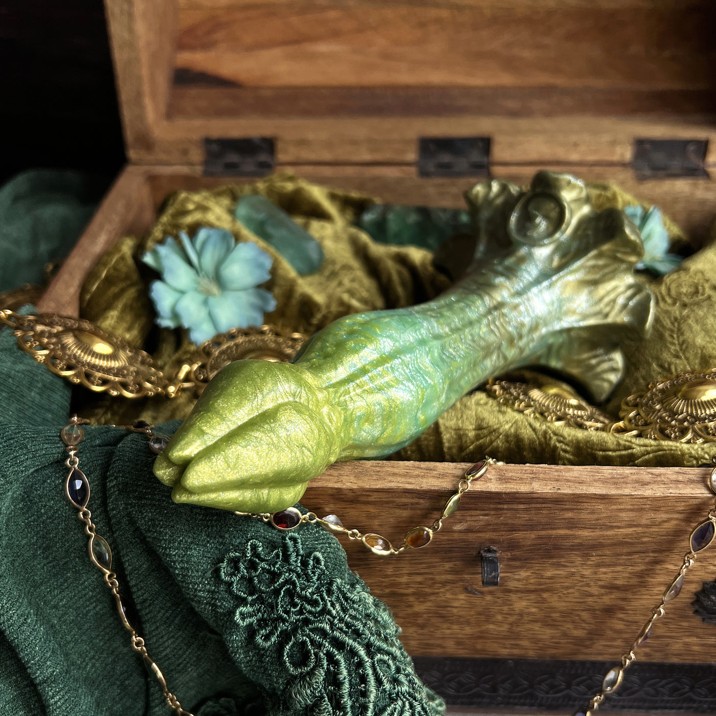 Zoom sur les détails du bulbe vert de la Nymf Tulipe, un dildo en forme de fleur fantaisie avec 4 pétales offrant une pénétration unique