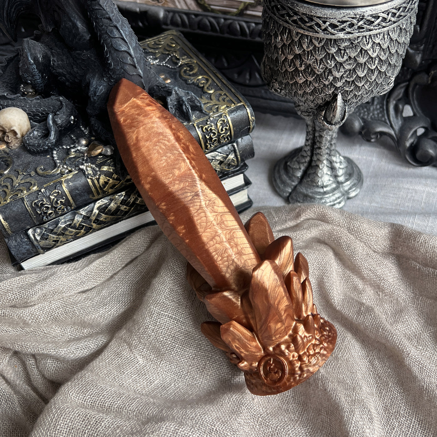 Cristal aux marbrures cuivres avec une esthétique steampunk, un sextoy en silicone steampunk par la marque Fera Daemon