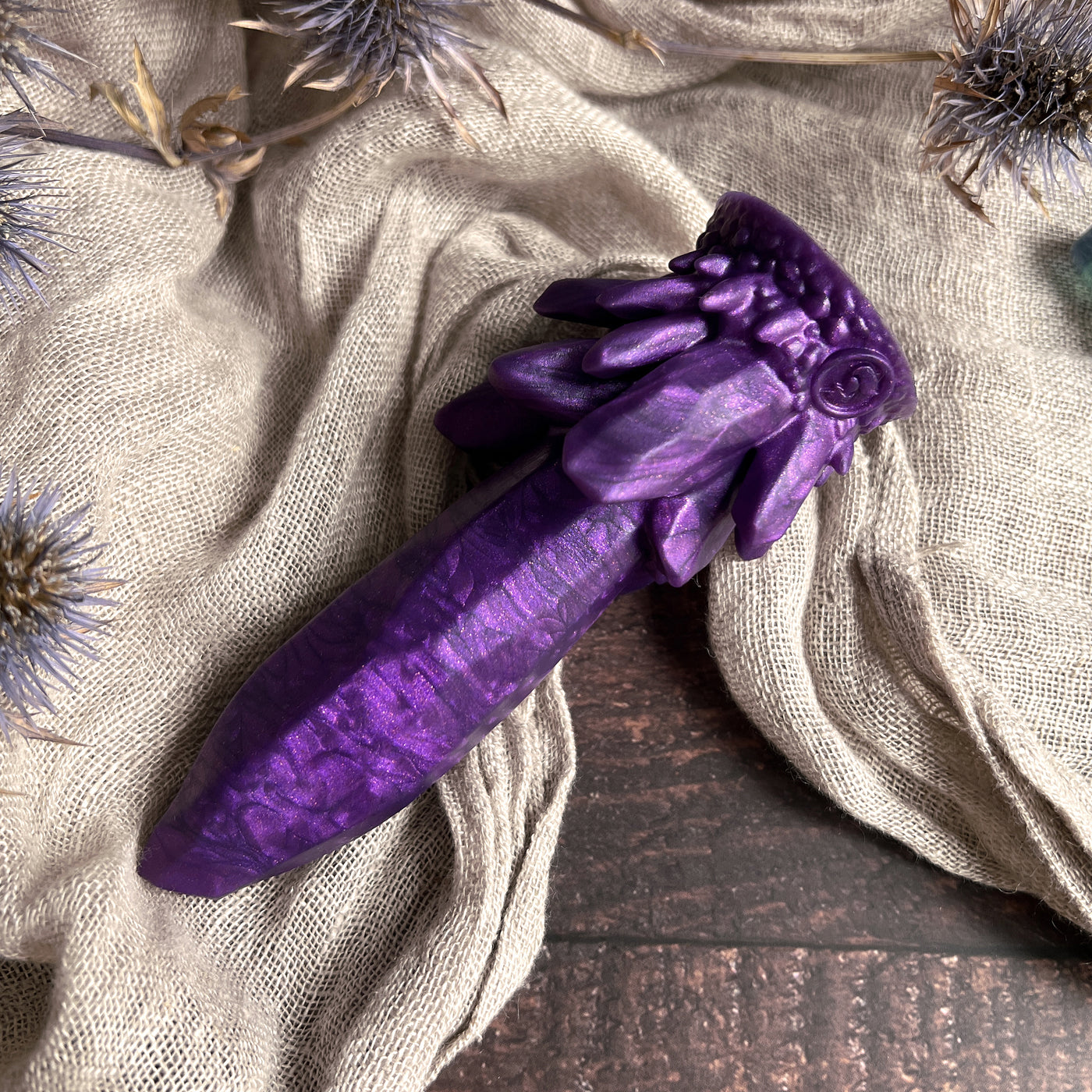 Sextoy au design de cristal violet inspiré de la magie et des sorcières de la marque Fera Daemon