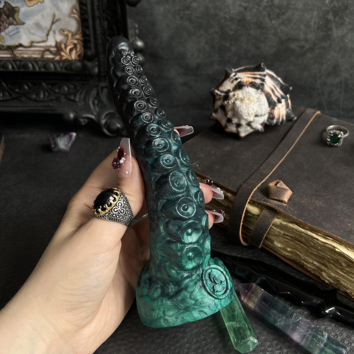Dildo noir et vert en forme de tentacule, le modèle Néa Elancée Occulte est un sextoy goth créé pour Halloween par Fera Daemon.