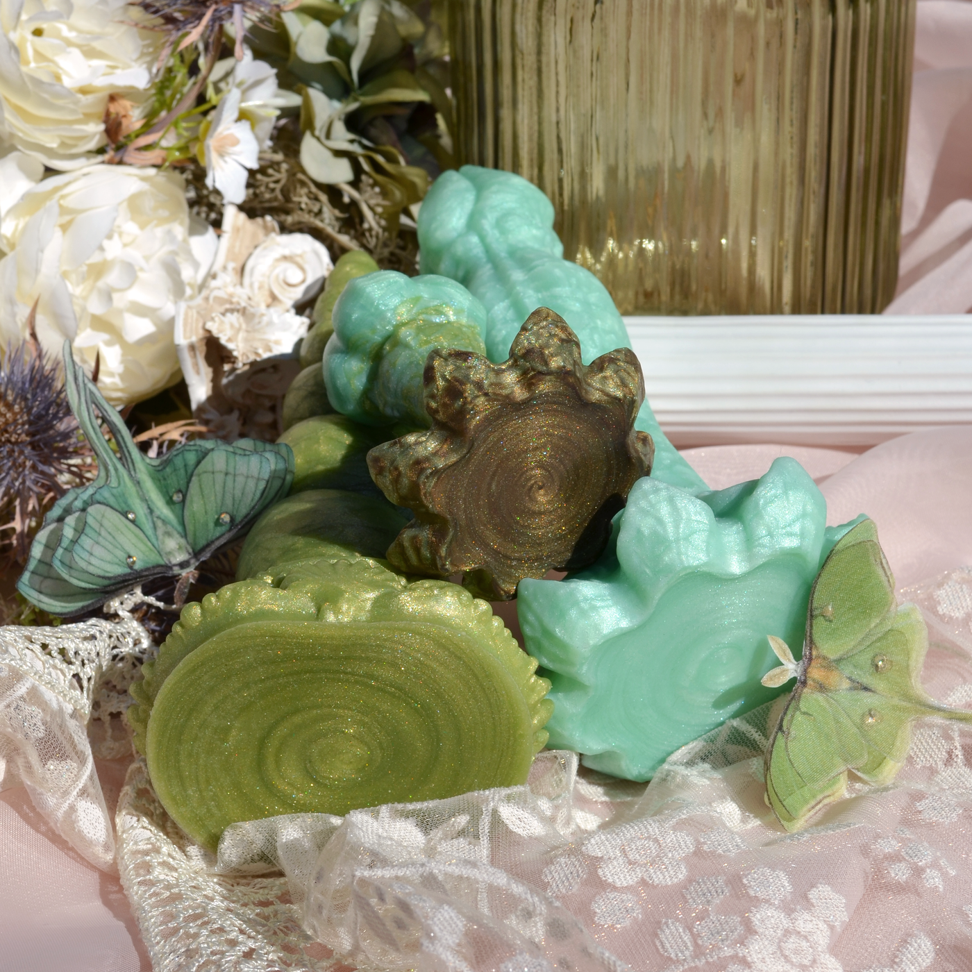 Dessous des bases des sextoys Fera Daemon : des tourbillons de silicone vert nacrés de la collection Printemps Enchanté.