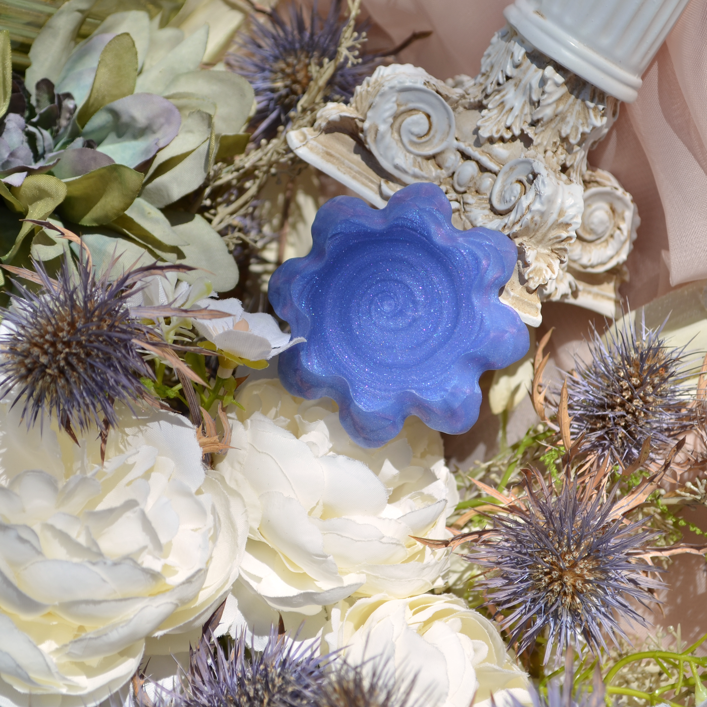 Le dessous du plug Nymf de Fera Daemon : un tourbillon de silicone pailleté féérique.