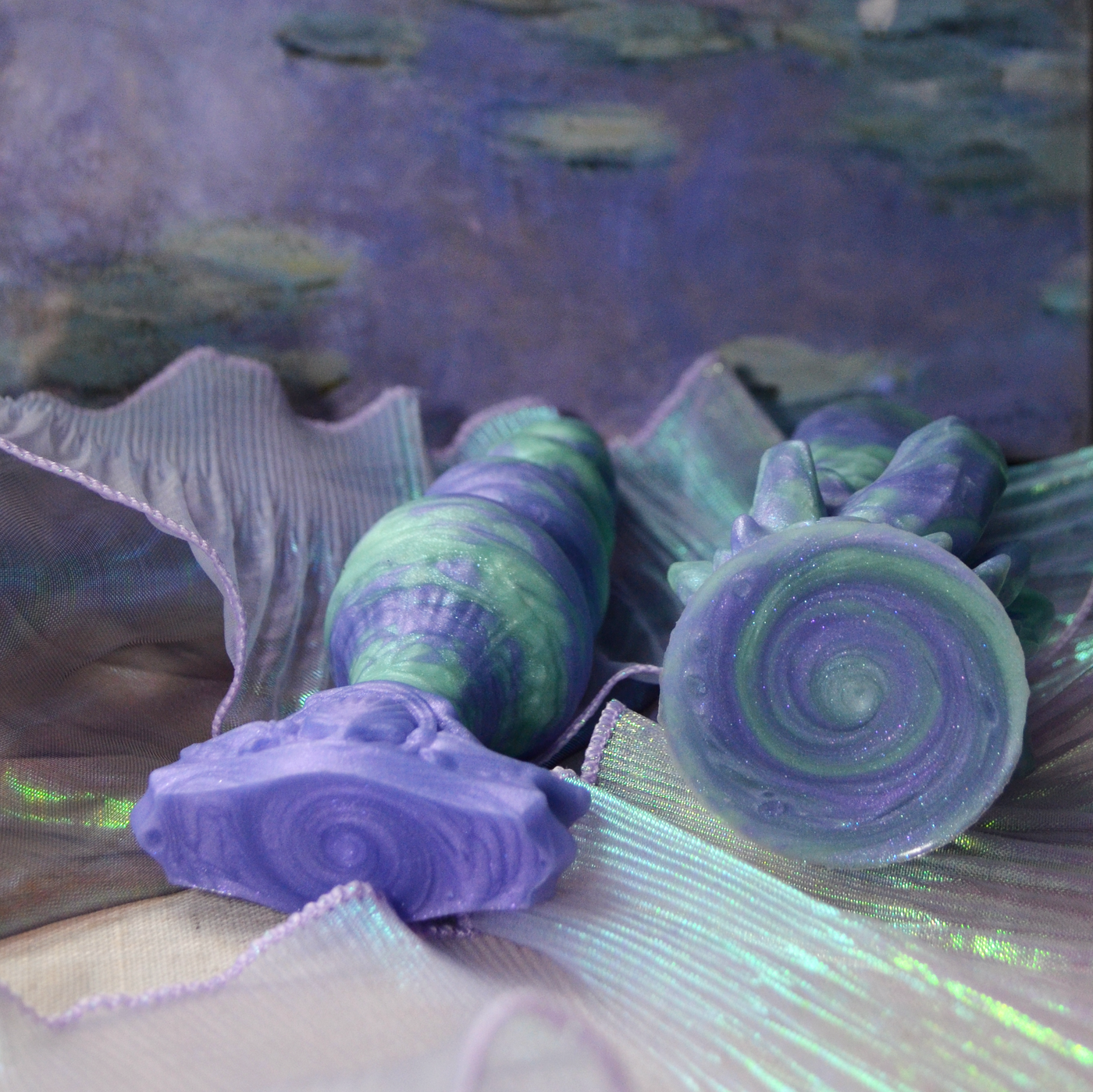 Dessous du socle des sextoys pastels Miroir d'Eau de Fera Daemon : un tourbillon de silicone à paillette.