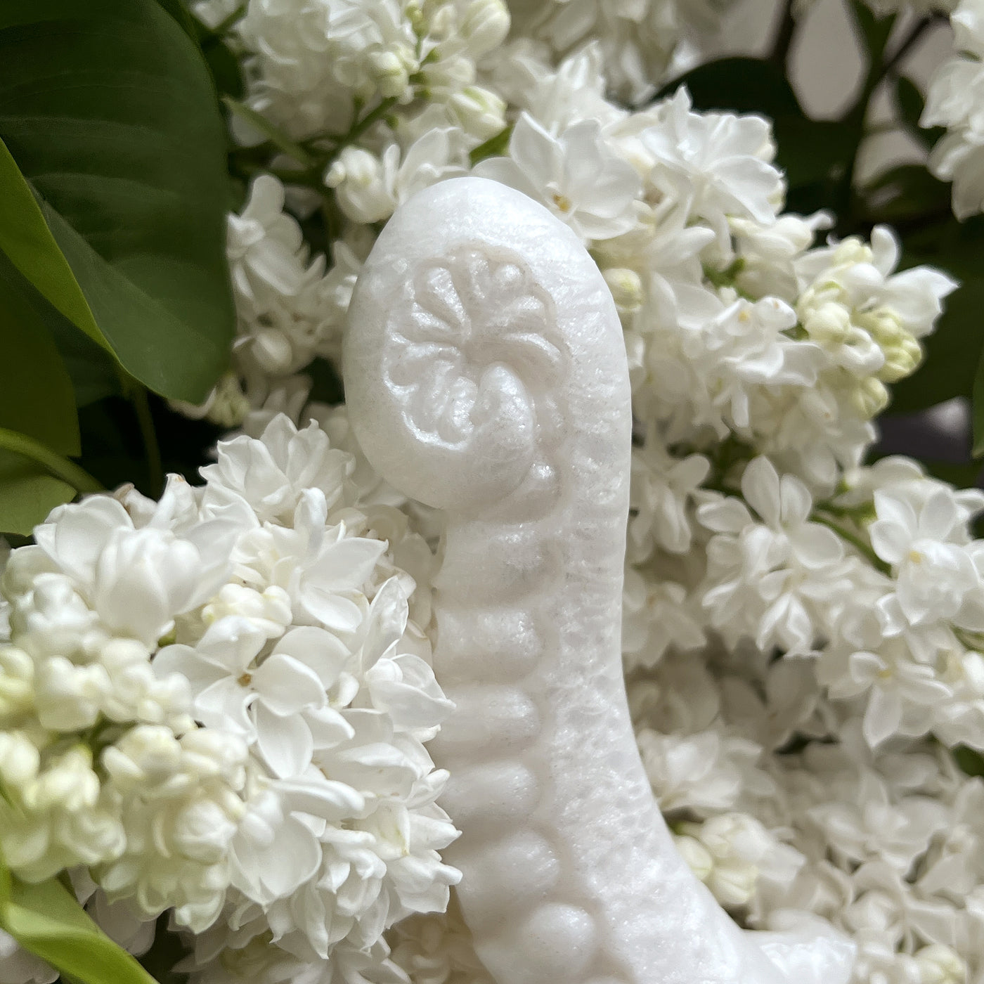 Détails des nacres dans les marbrures du silicone blanc dans le gode Néa Enroulée