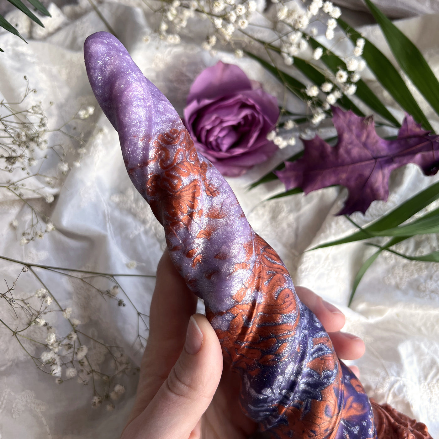 Détails des reliefs de la torsade du gode corne de licorne Fênra Terra et de ses marbrures mauve et cuivre en silicone