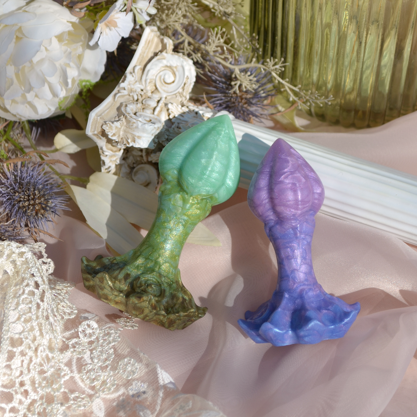 Deux plugs fantaisies en forme de bulbe  de fleur de la collection de sextoys Printemps Enchanté de Fera Daemon.