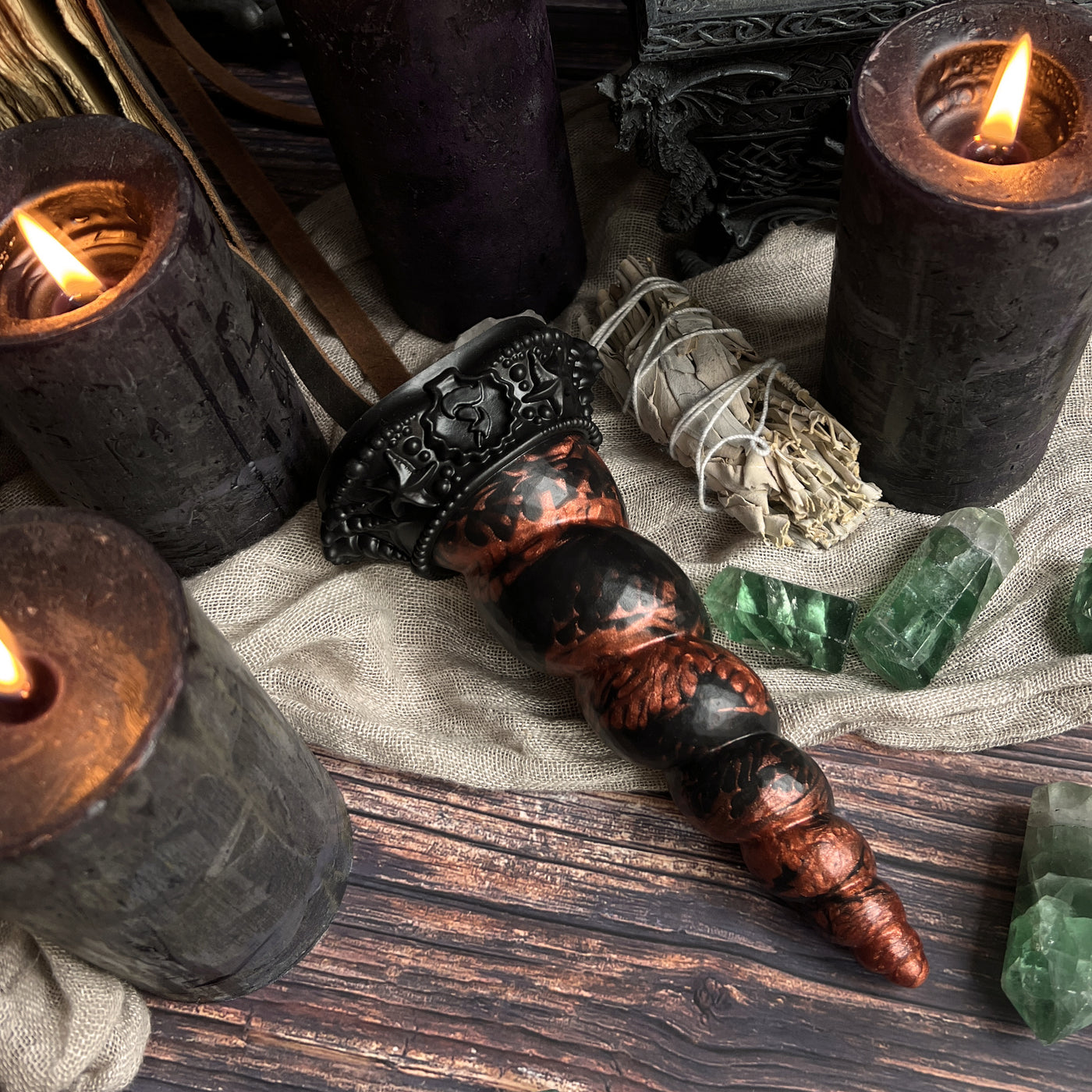 Dildo anal progressif noir et cuivre en silicone médical, un sextoy licorne dark fantasy au style goth