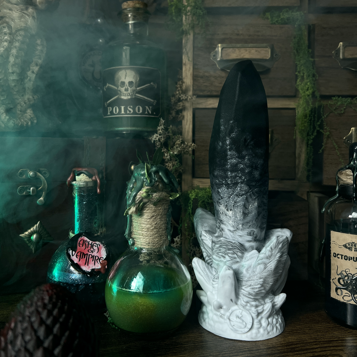 Dildo cristal en silicone effet marbre noir et blanc, Echo Palais Hanté est un sextoy dark fantasy de Fera Daemon