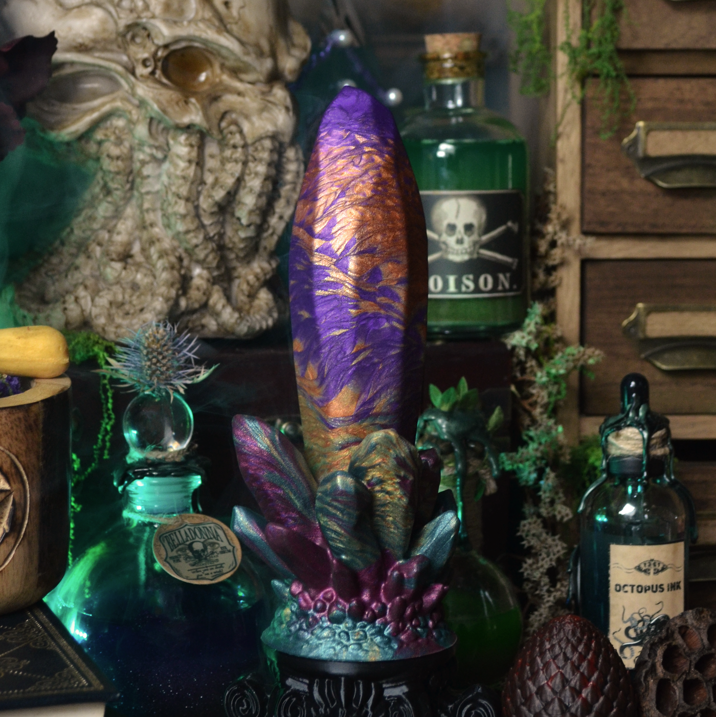 Dildo cristal multicolore en silicone médical. Echo Elixir est un sextoy dark fantasy à l'esthétique witch