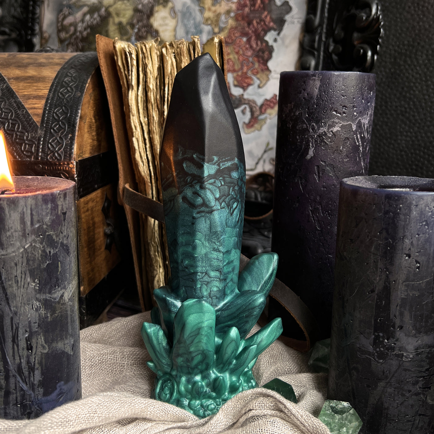 Dildo cristal noir et vert pour Halloween. Echo Occulte est un sextoy en silicone médical de Fera Daemon.