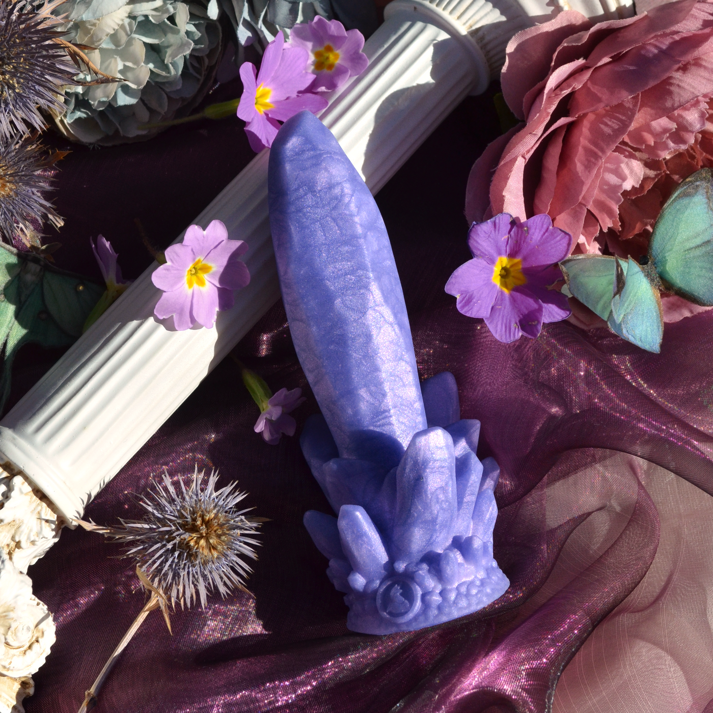Dildo cristal en silicone violet. Echo Primerêve est un dildo fantasy large et anguleux inspiré d'une géode brute