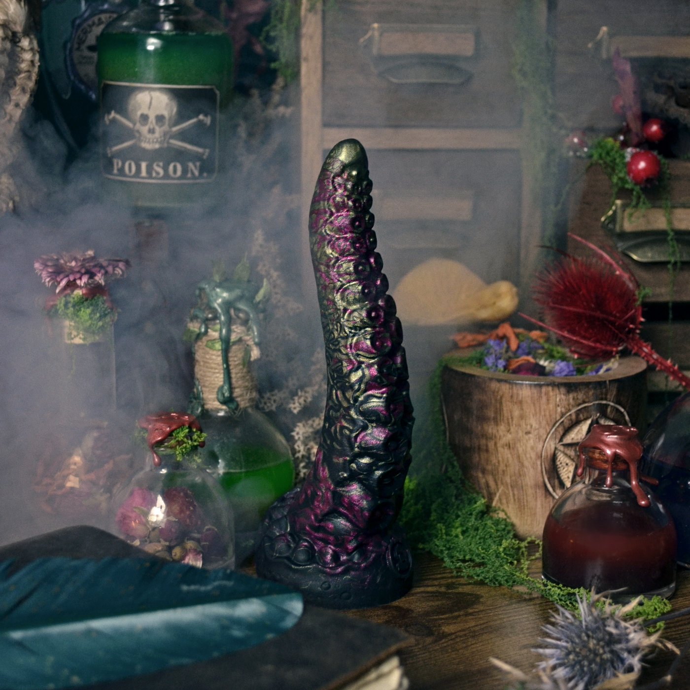Dildo dark fantasy en silicone médical, un sextoy tentacule bordeaux kaki et noir créé pour Halloween par Fera Daemon
