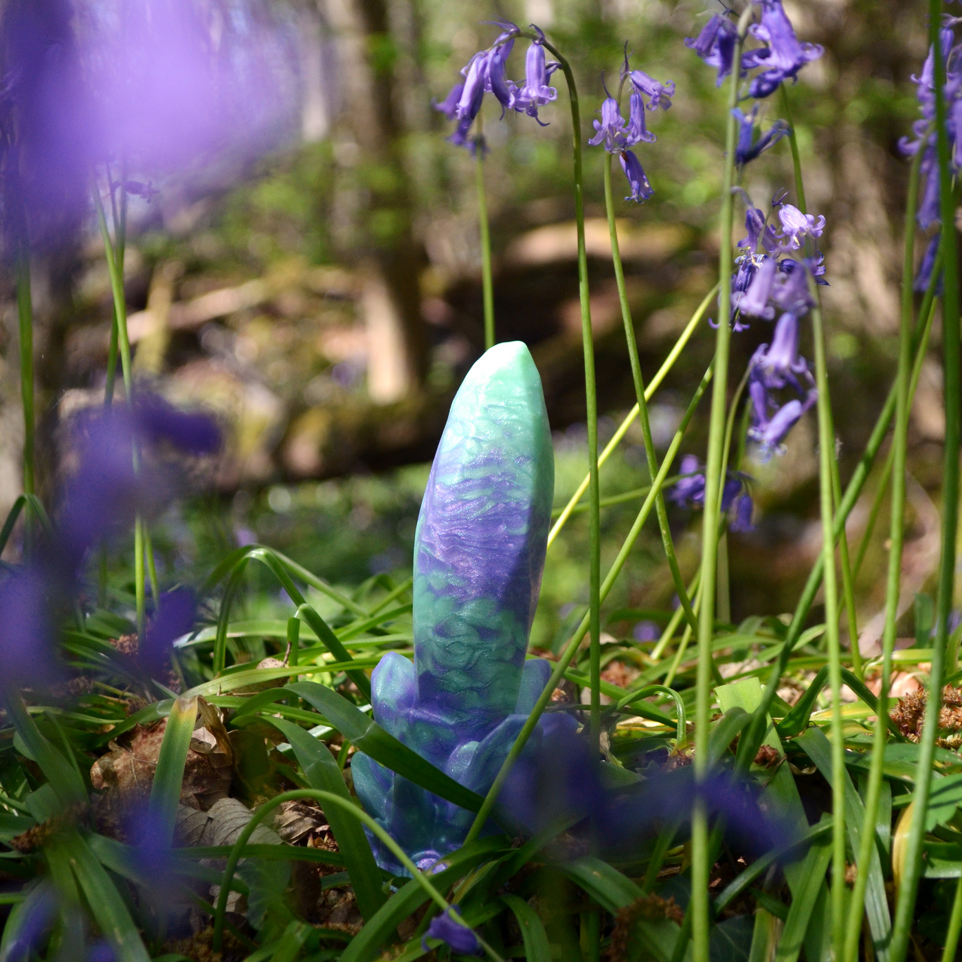 Dildo fairy pastel en forme de cristal vert et mauve. Echo est un petit dildo fantasy personnalisable de Fera Daemon.