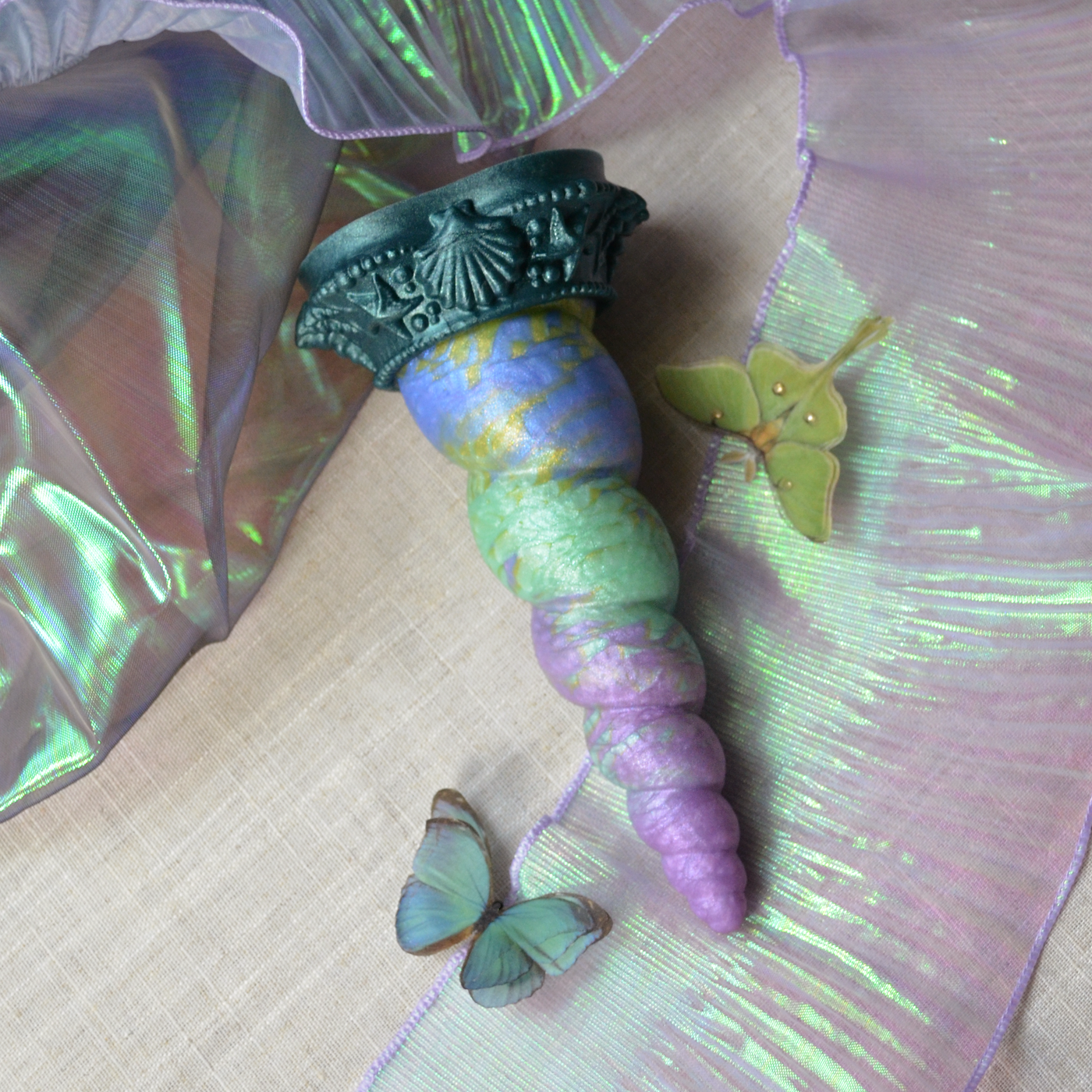 Dildo fantasy inspiré des Nymphéas de Claude Monet. Un dildo licorne artistique en silicone de Fera Daemon.
