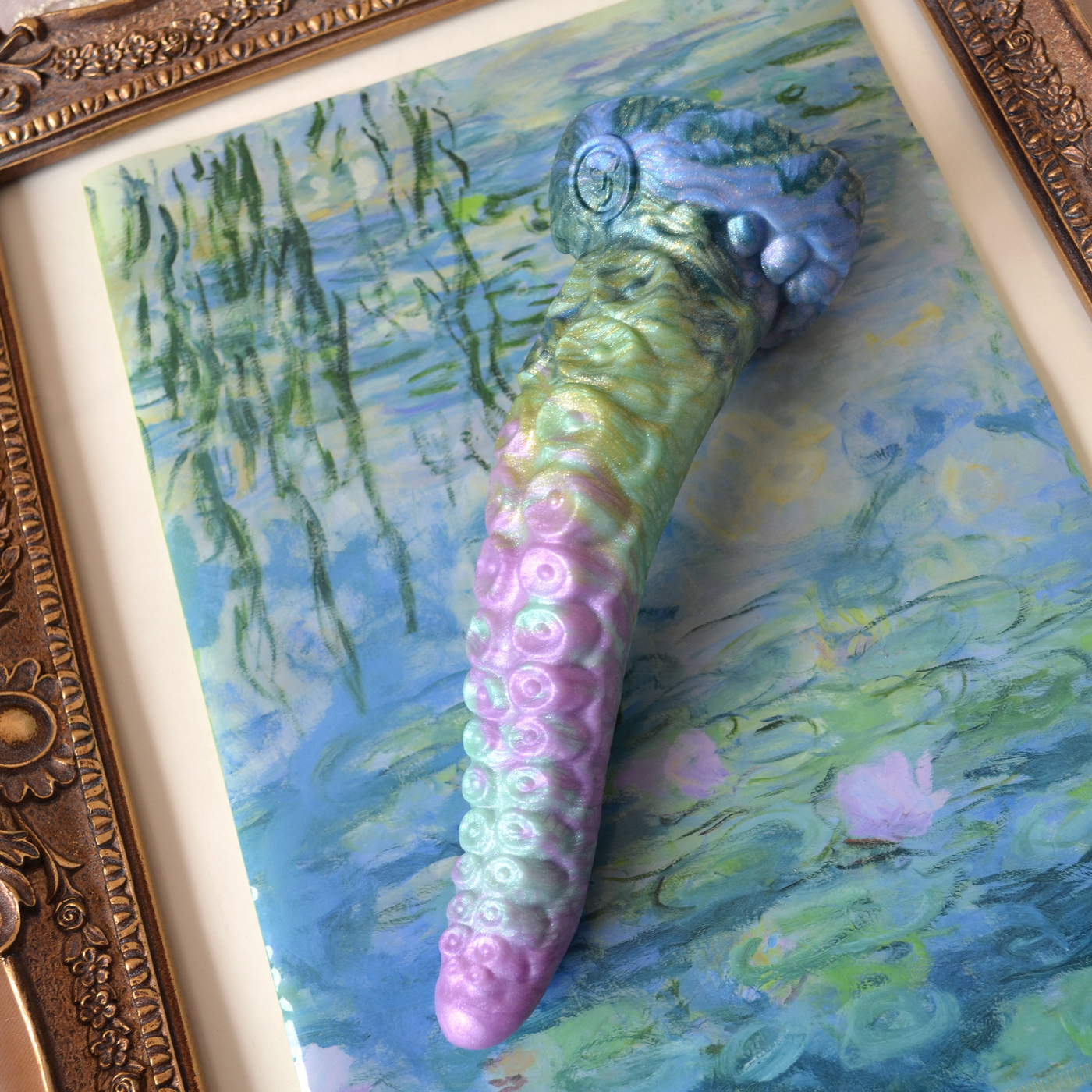 Dildo fantasy en silicone inspiré de l'art impressionnistes de Claude Monet. Néa Elancée Nymphéas est un dildo tentacule artistique.