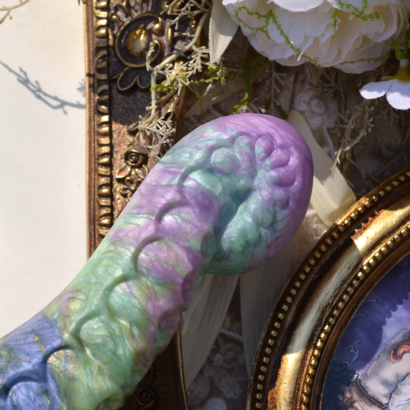 Dildo fantasy en forme de tentacule enroulée dans le coloris vert et mauve Nymphéas inspiré de Claude Monet. 