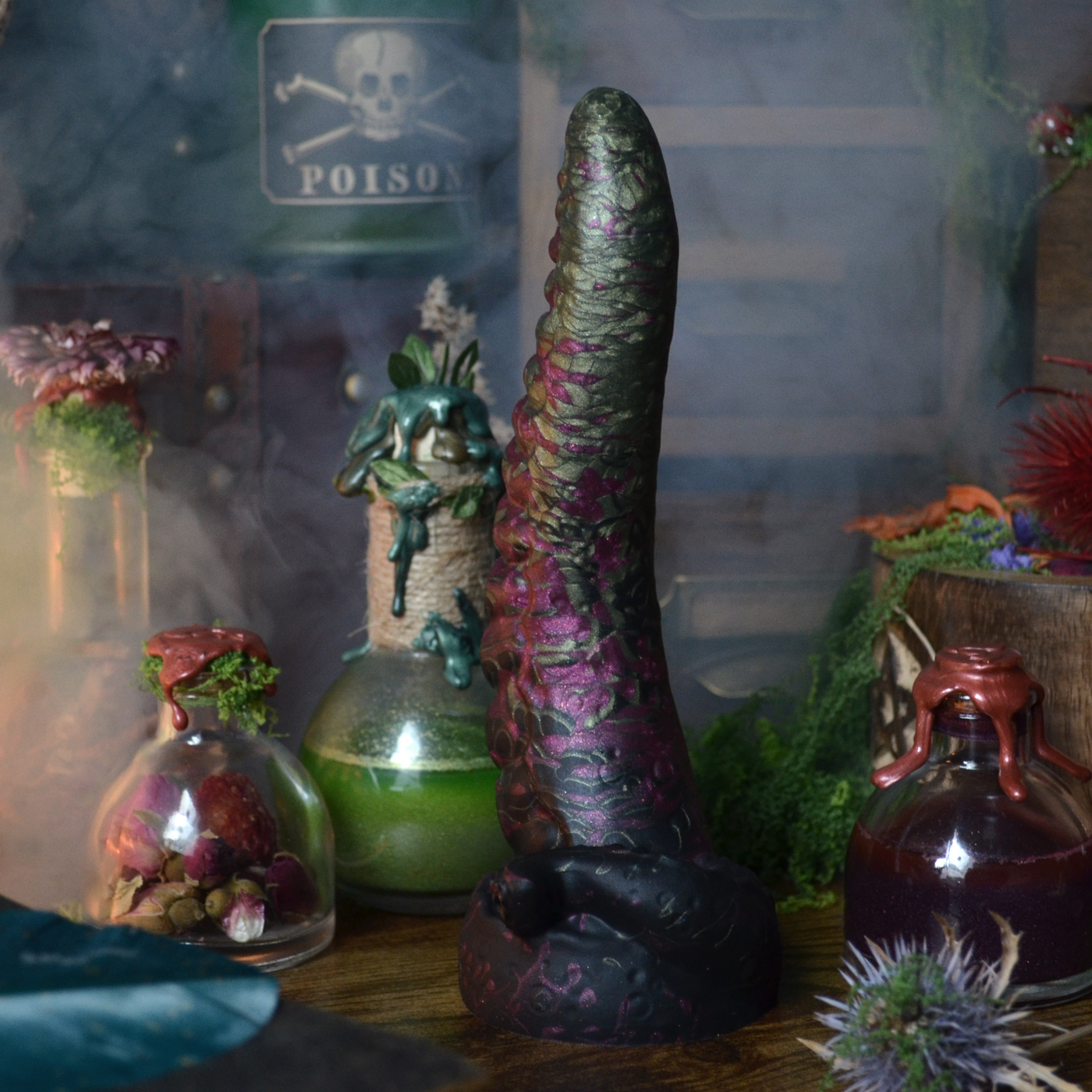 Dildo tentacule vert et rouge en silicone médical, un sextoy artistique au style sorcière et dark academia.