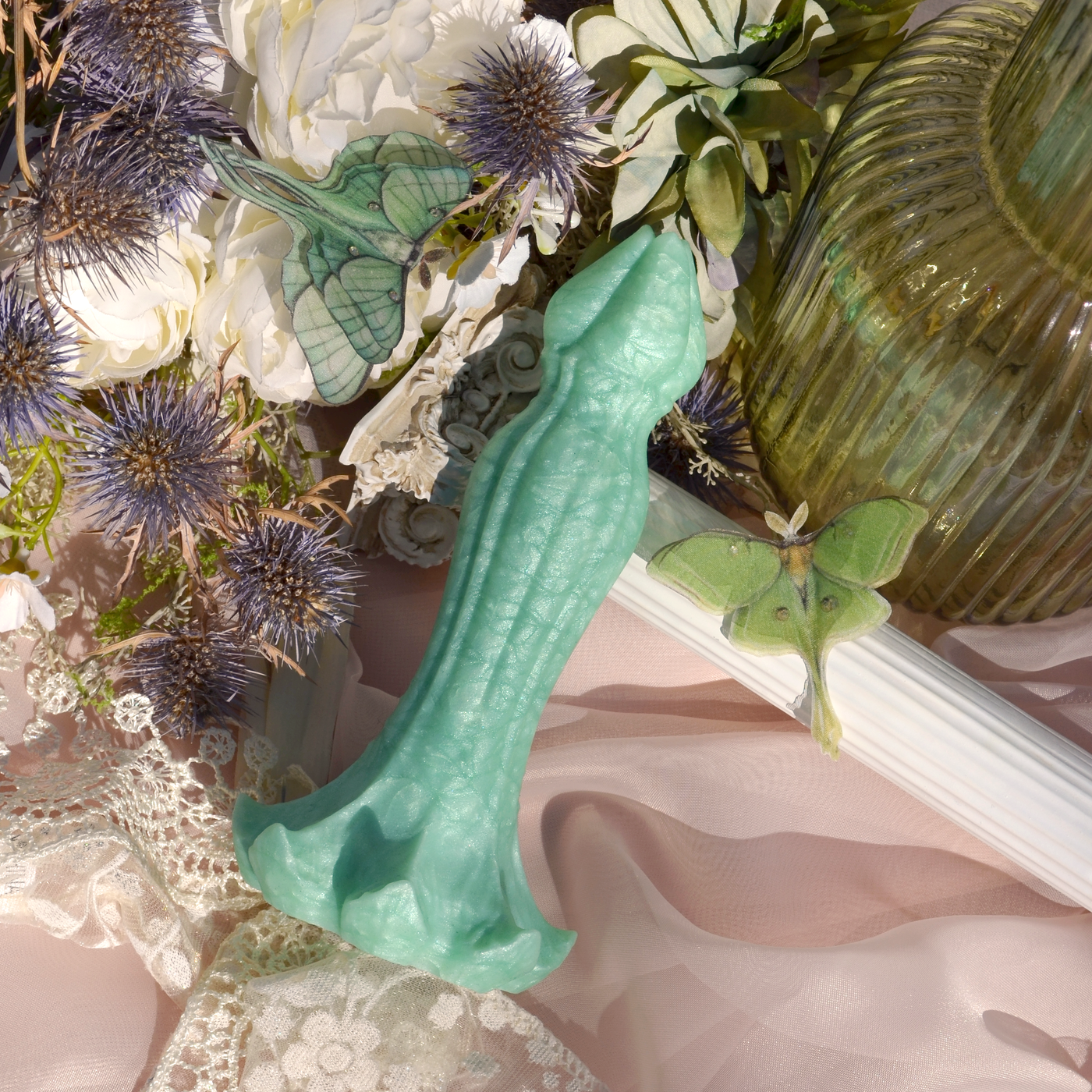 Dildo fantasy vert menthe en silicone biocompatible. Nymf Tulipe est un dildo floral au relief vertical de Fera Daemon.