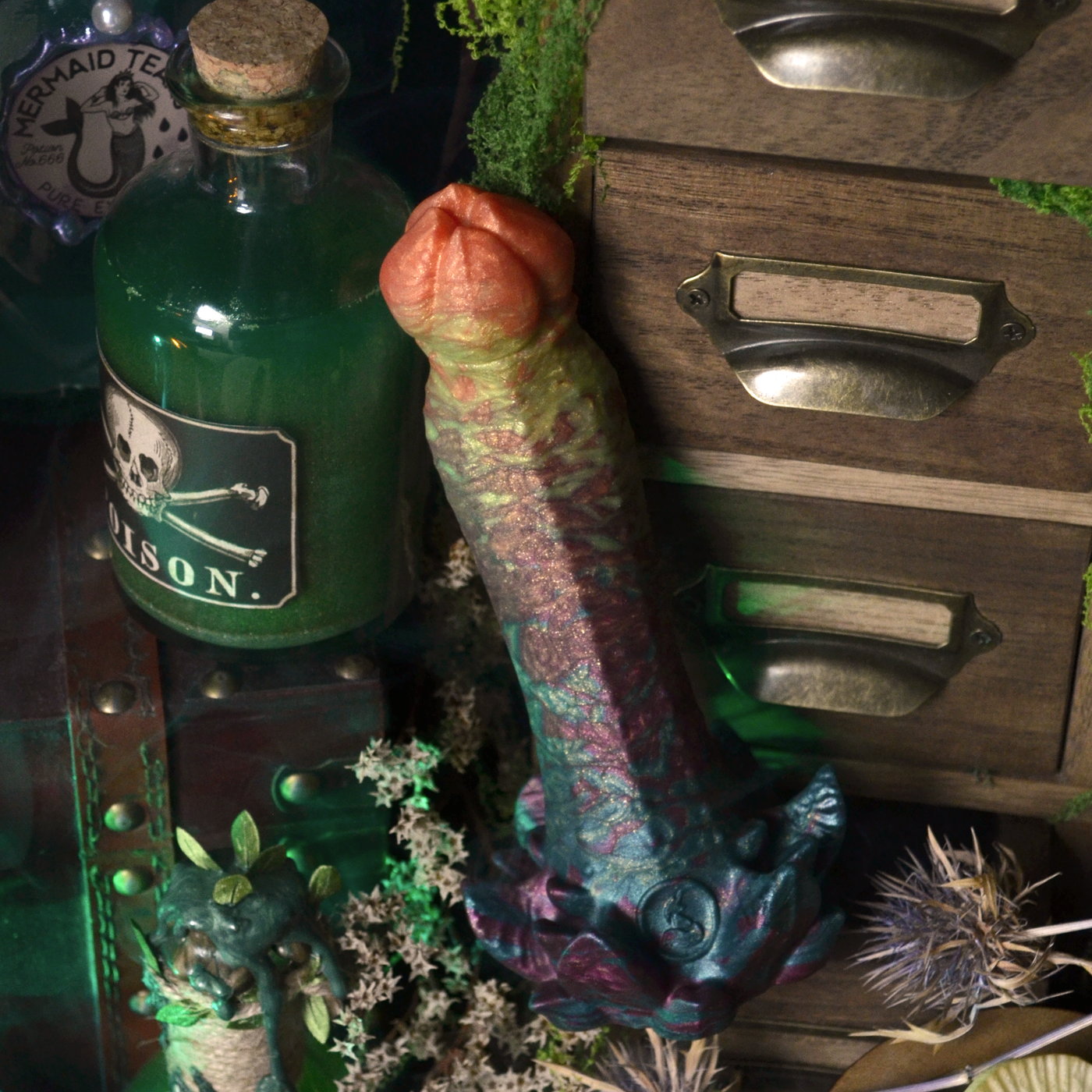 Dildo fantasy vert et orange en silicone, un sextoy personnalisable inspiré des fleurs de l'automne et des cabinets de curiosité