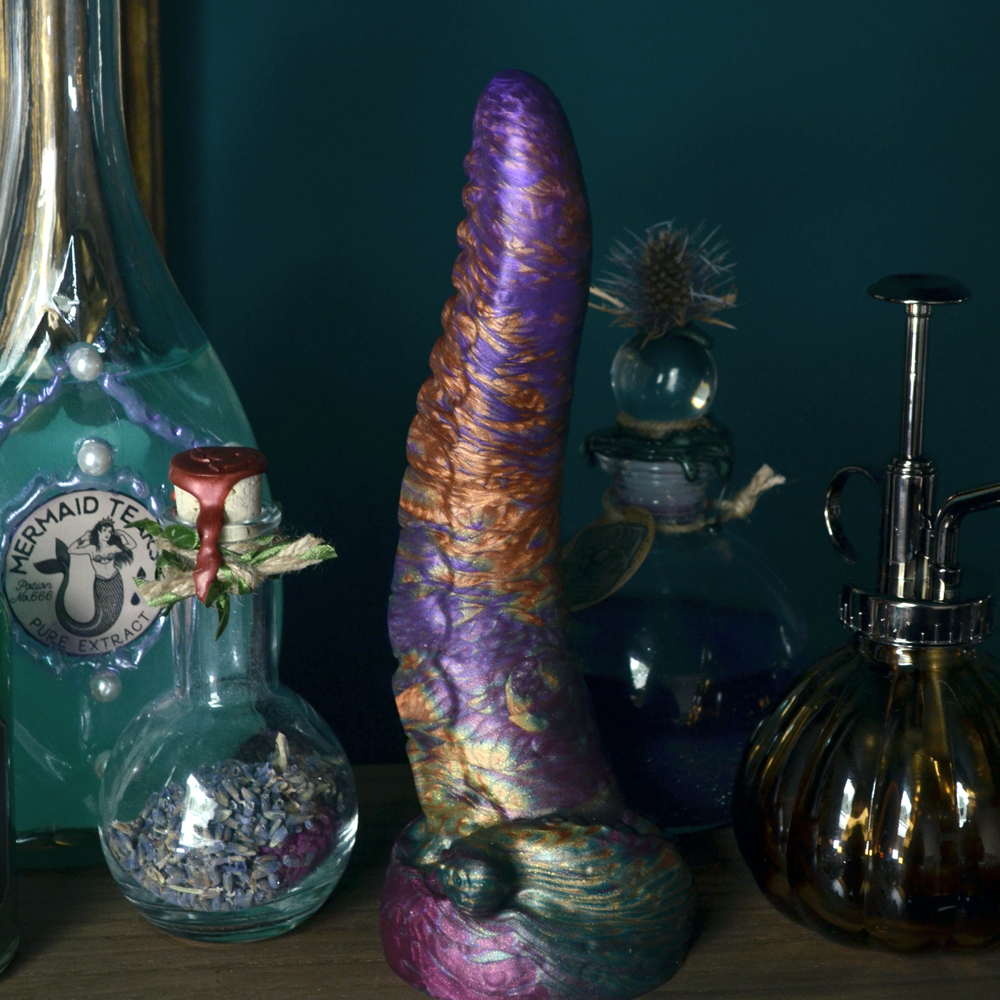 Dildo fantasy violet en forme de tentacule, Néa Elixir est un beau sextoy Fera Daemon inspiré de Lovecraft et des sorcières