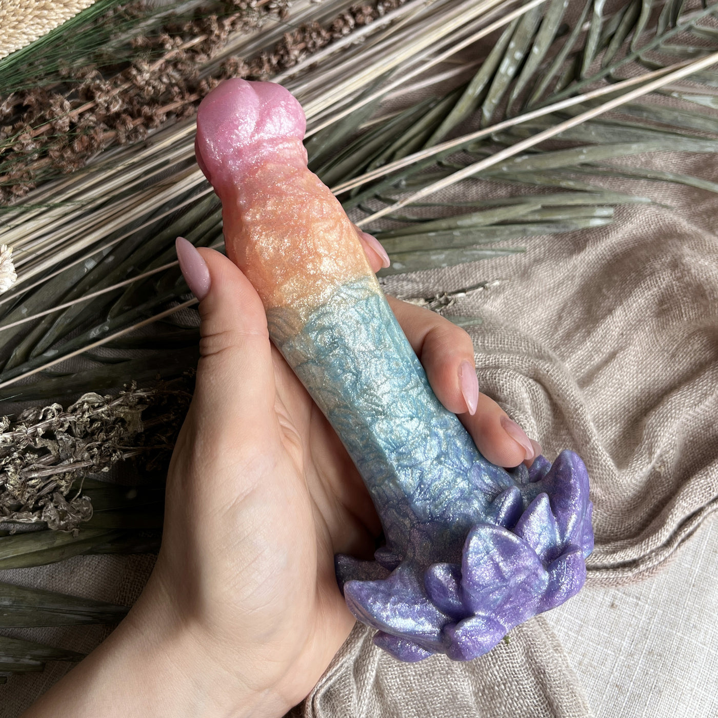 Dildo fleur inspiré de l'arc-en-ciel LGBT, idéal comme sextoy pop et fantasy en silicone moelleux