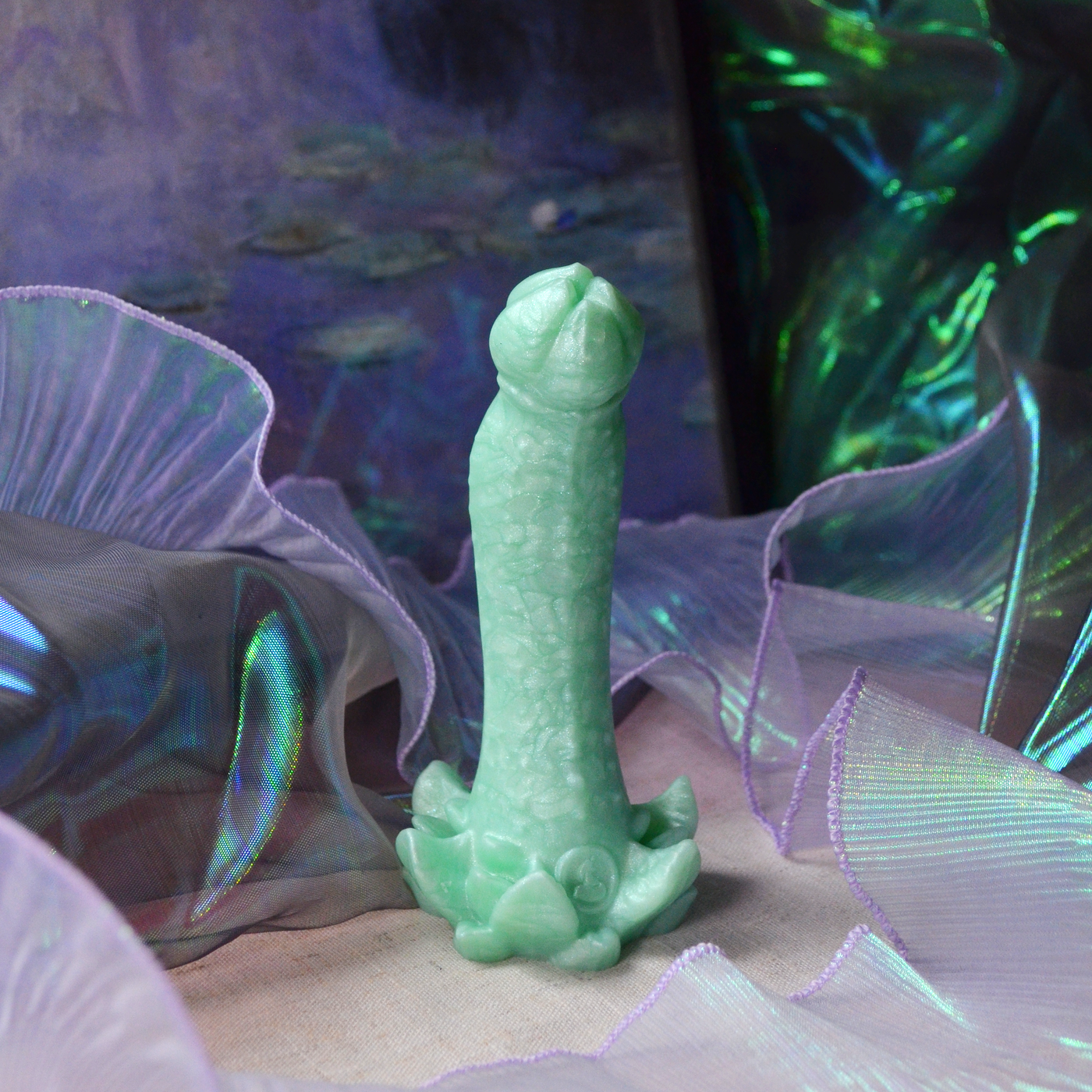 Dildo fantasy en silicone médical vert pastel. Nymf Luna Moth est un dildo floral fairycore de Fera Daemon.