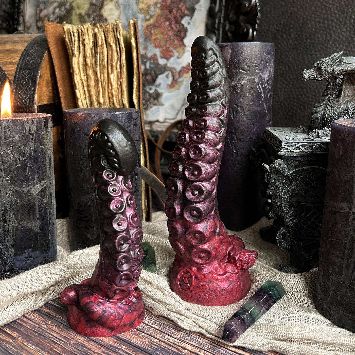 Dildo goth en forme de tentacule noir et rouge. Un beau sextoy BDSM à l'esthétique gothique et fetish par Fera Daemon.