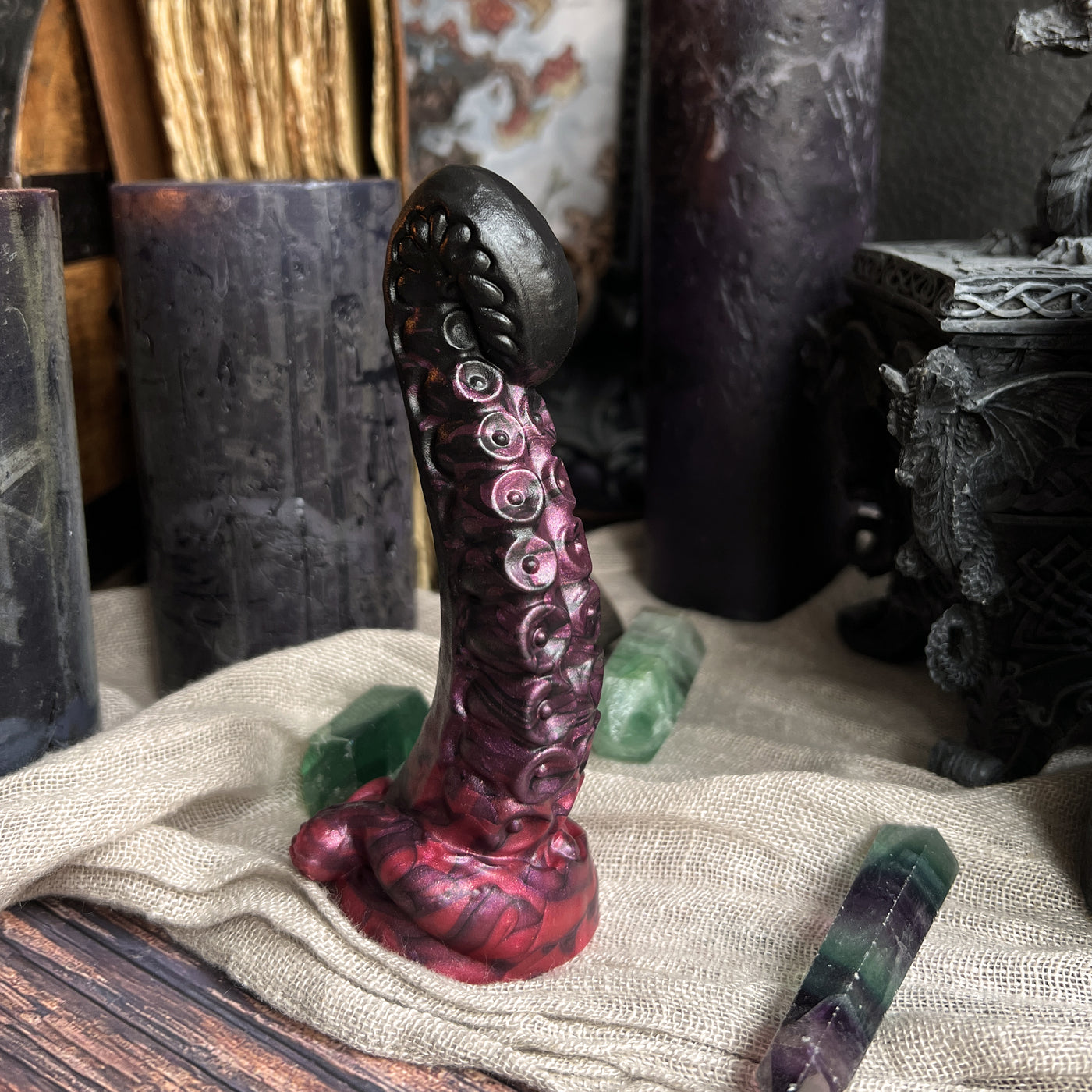 Dildo gothique en forme de tentacule noire, un sextoy dark fantasy noir et rouge fabriqué en France