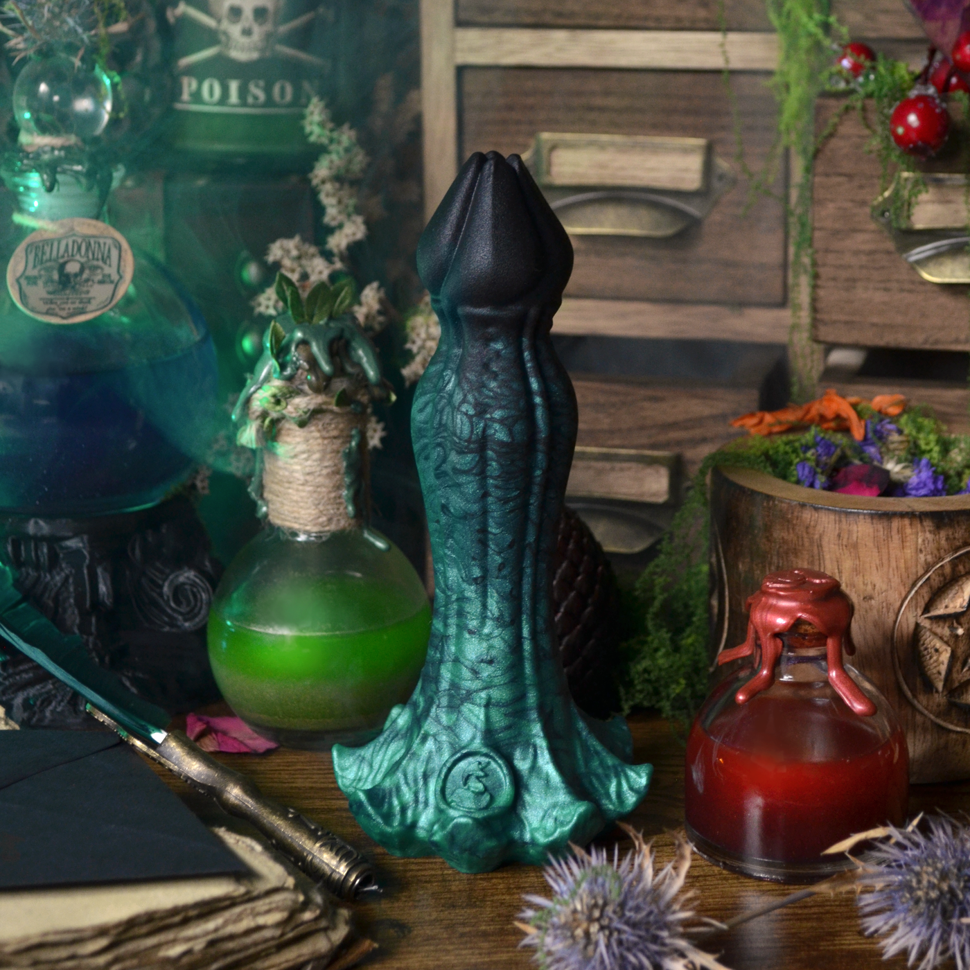 Dildo gothique et floral noir et vert, un beau sextoy idéal pour des cosplays érotiques inspiré de la sorcellerie