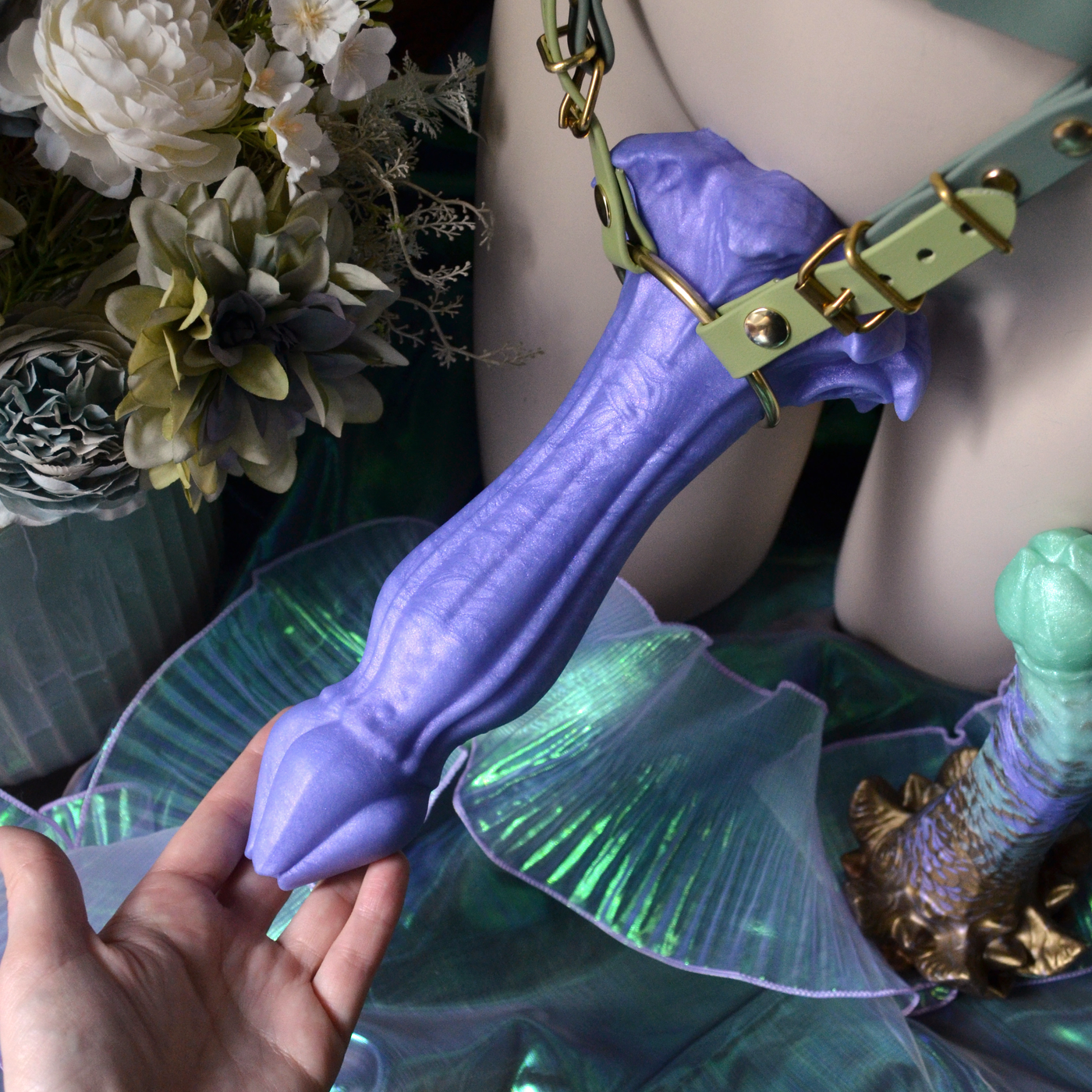 Dildo pour harnais type strapon. Nymf Primerêve est un dildo fantasy violet en silicone au style floral de Fera Daemon.
