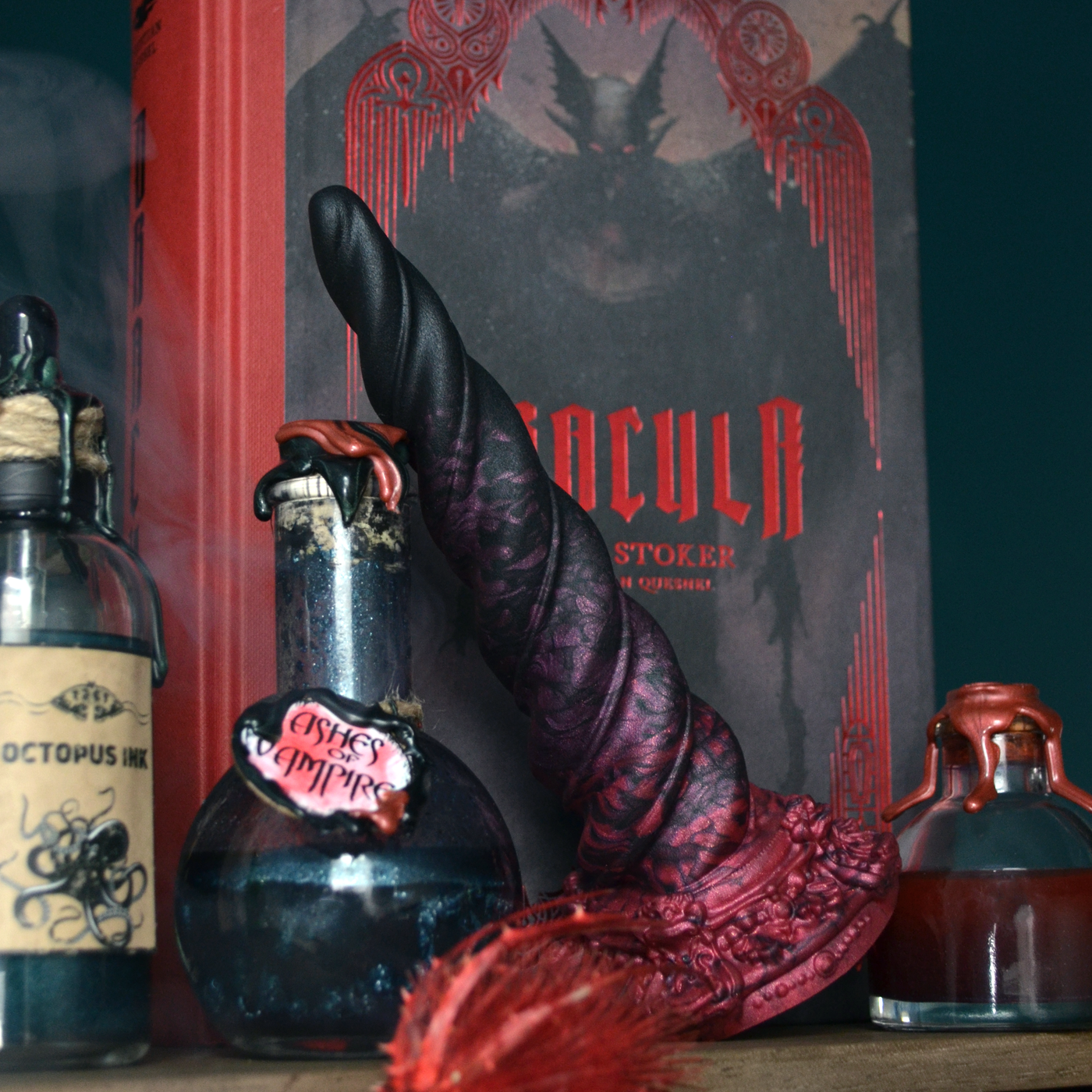Dildo noir dark fantasy en forme de corne, un sextoy en silicone au style gothique de Fera Daemon