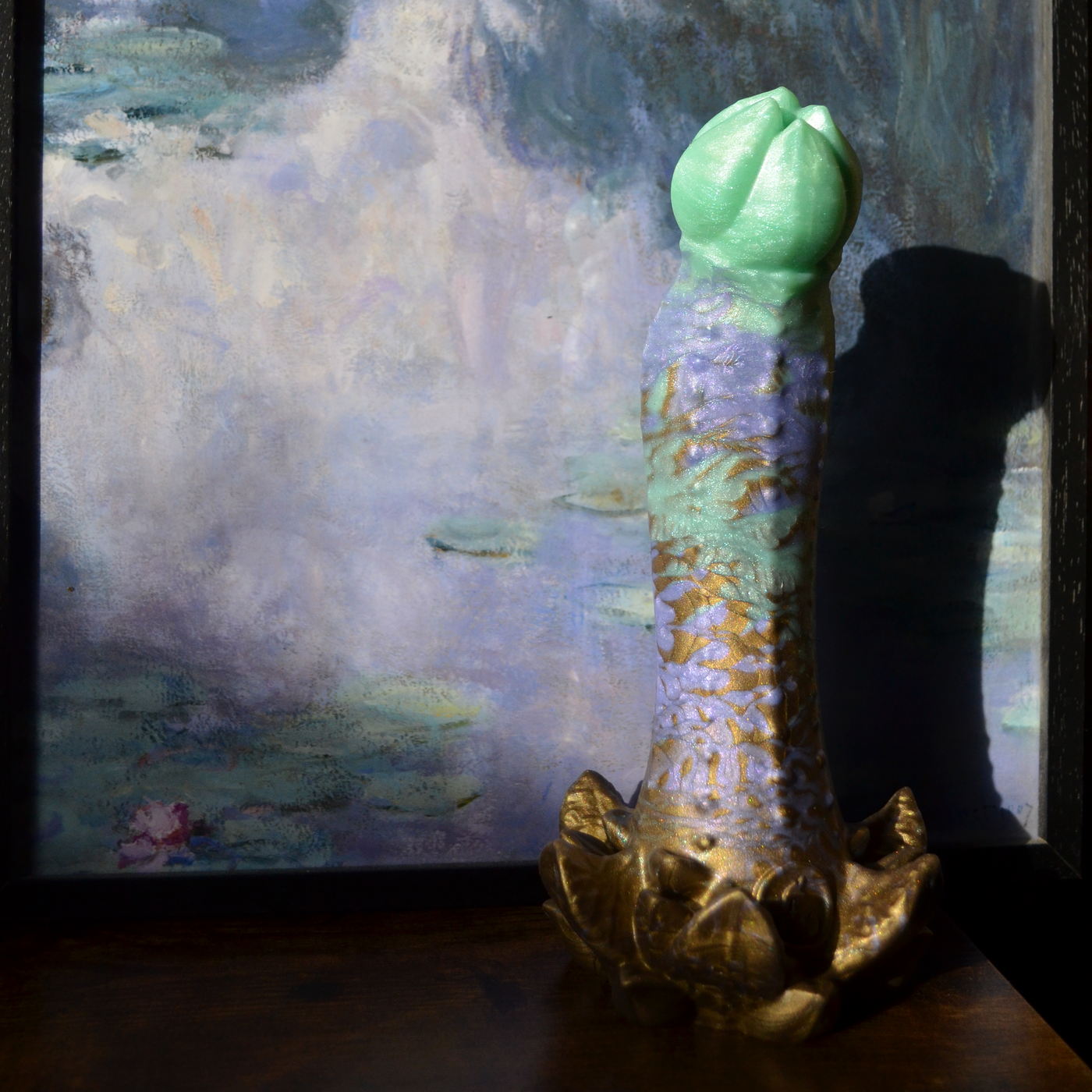 Dildo pastel en silicone à l'esthétique florale et fairy. Un dildo fantasy artistique fabriqué en Europe par Fera Daemon.