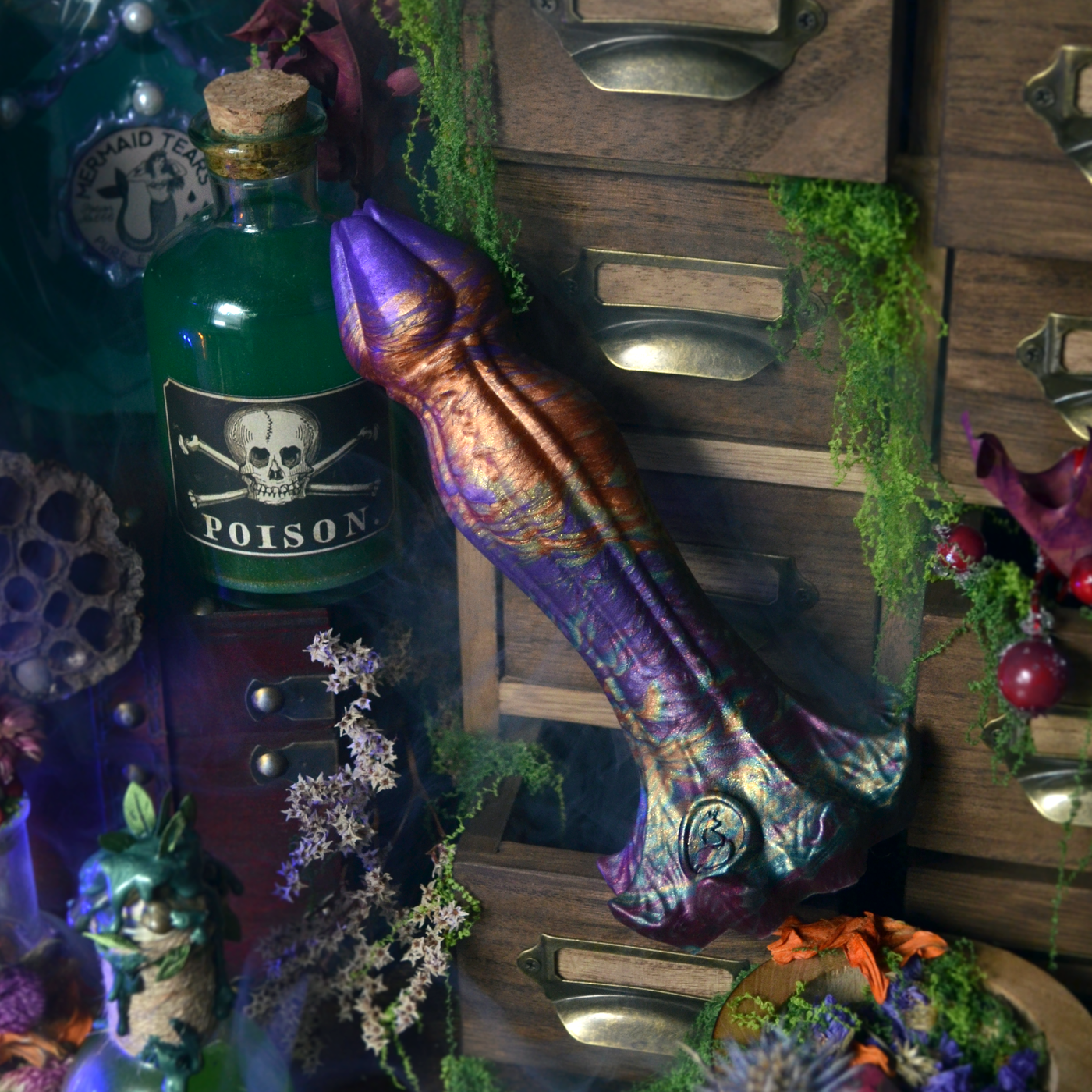Dildo en silicone violet au style witchy inspiré des cabinets de curiosité et made in France par Fera Daemon.