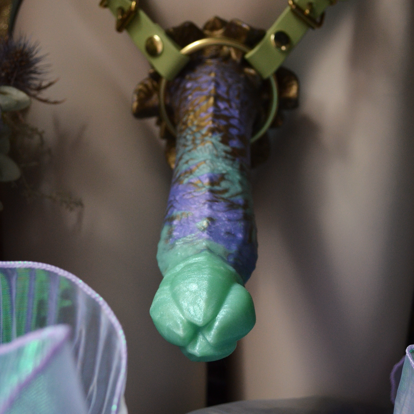 Dildo pour strap-on en forme de fleur. Nymf est un dildo fantasy de Fera Daemon idéal pour le pegging.