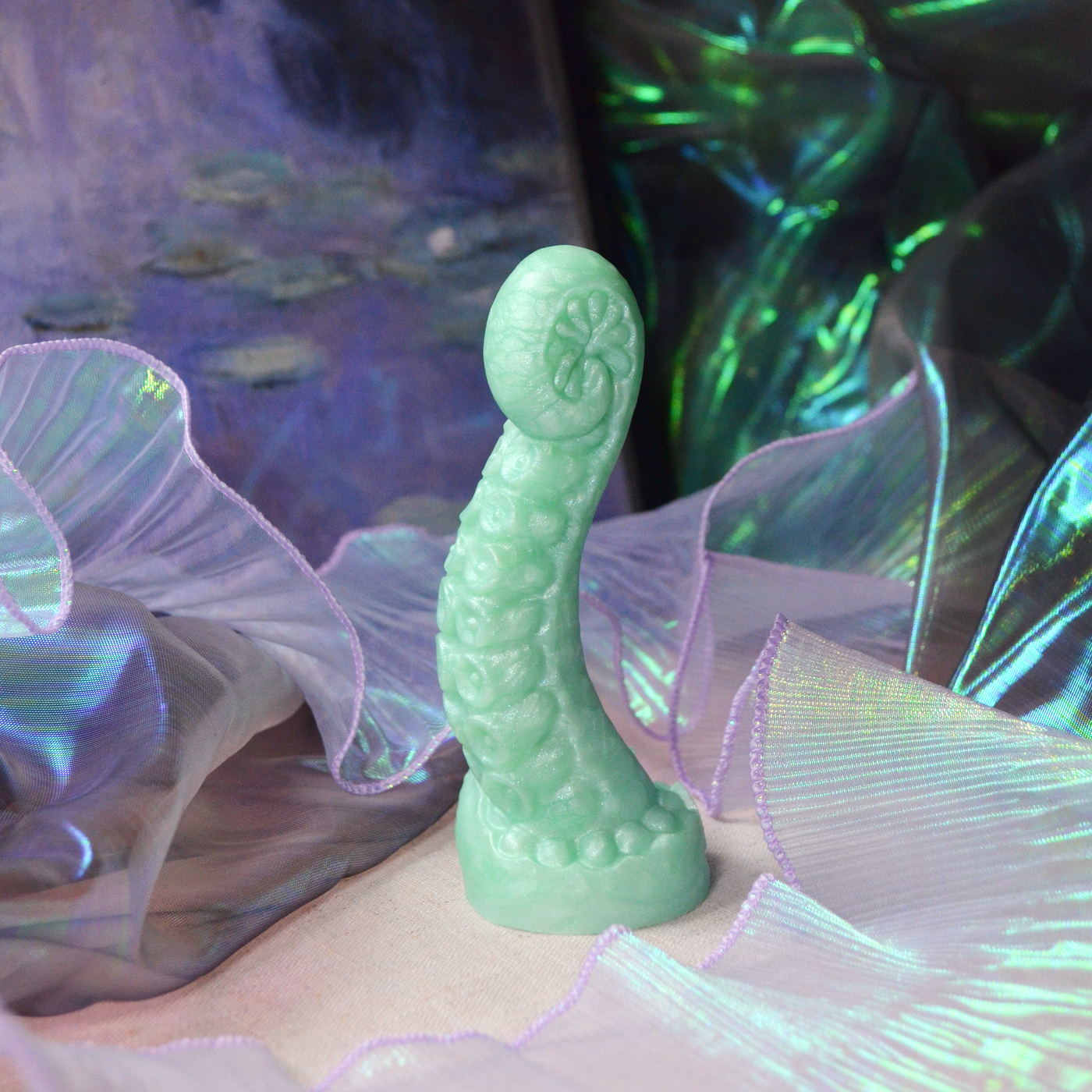 Dildo tentacule enroulée en silicone médical vert pastel. Un dildo fantasy féérique fait en France par Fera Daemon.